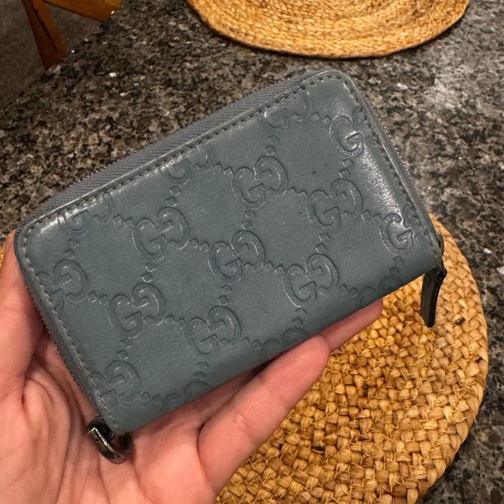 Gucci Black Embossed GG Zip Card Holder - Picture 6 of 14